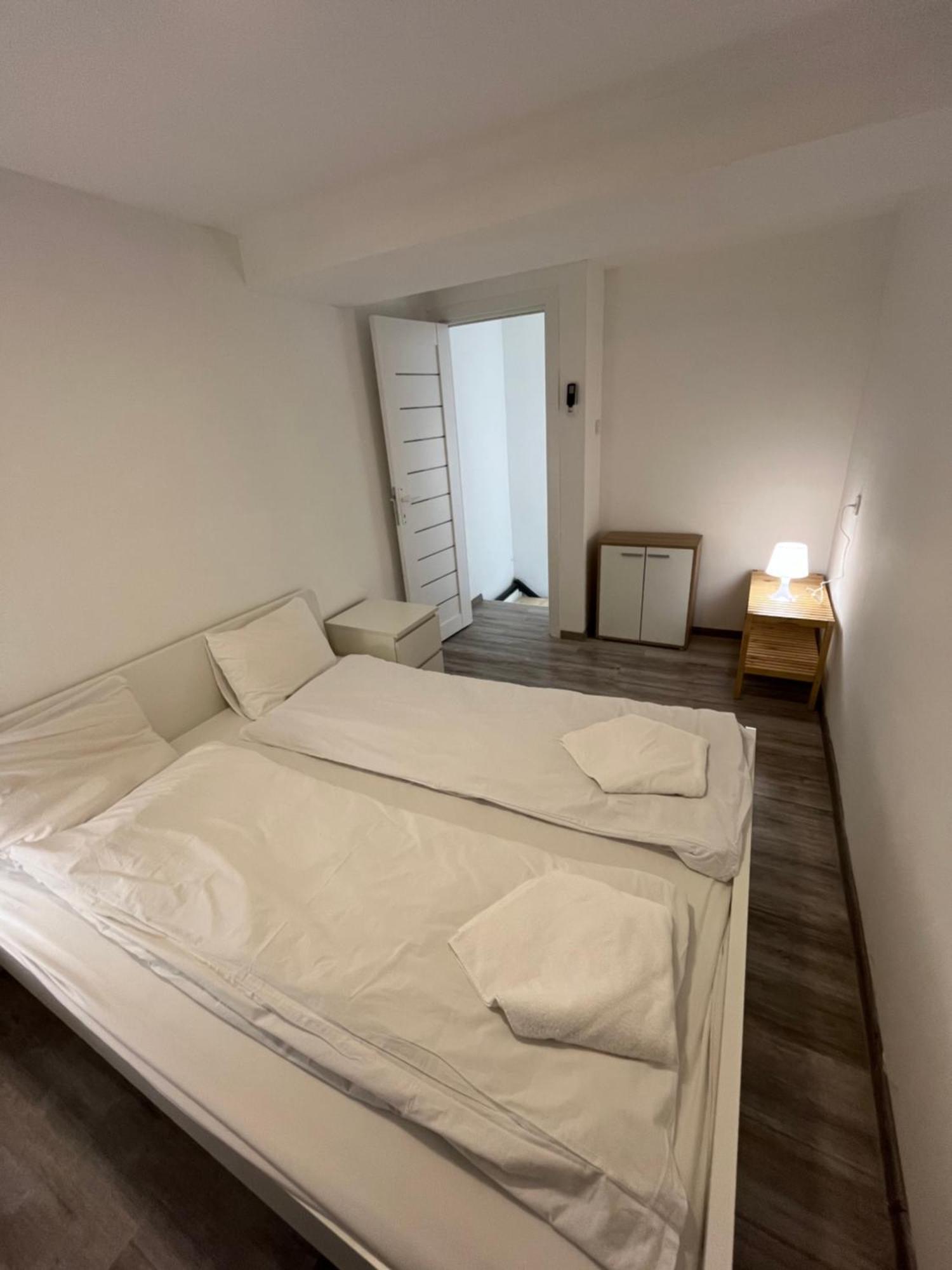 Elizabeth Apartman *