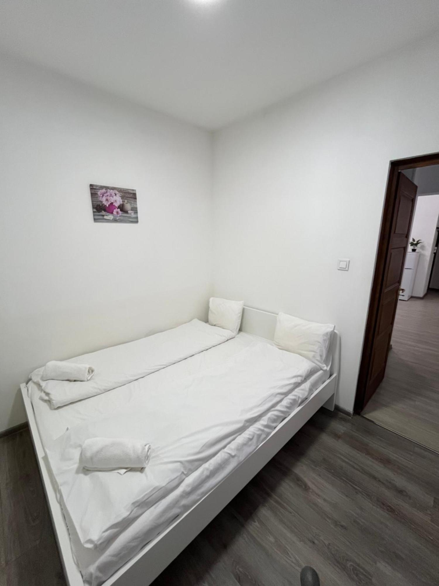 Elizabeth Apartman *